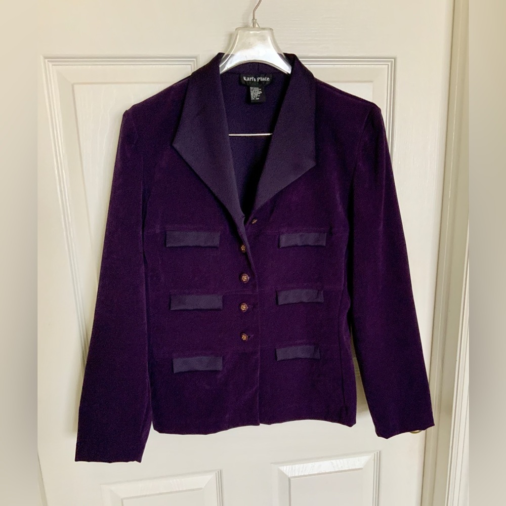 VERY NICE WOMENS SHORT JACKET.